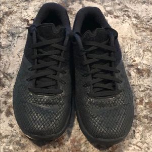 Women’s all black Metcon 4 XD patches